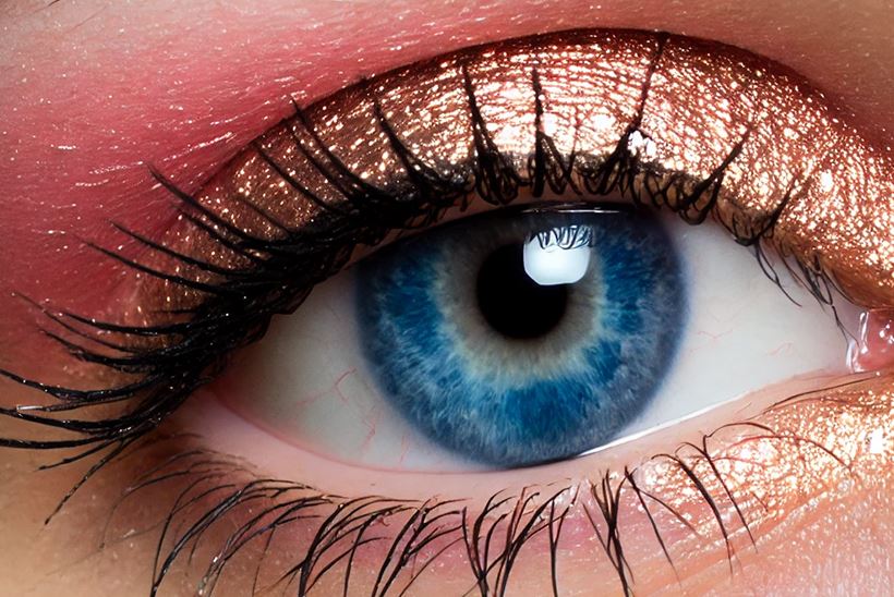 5 idées de maquillage pour yeux bleus