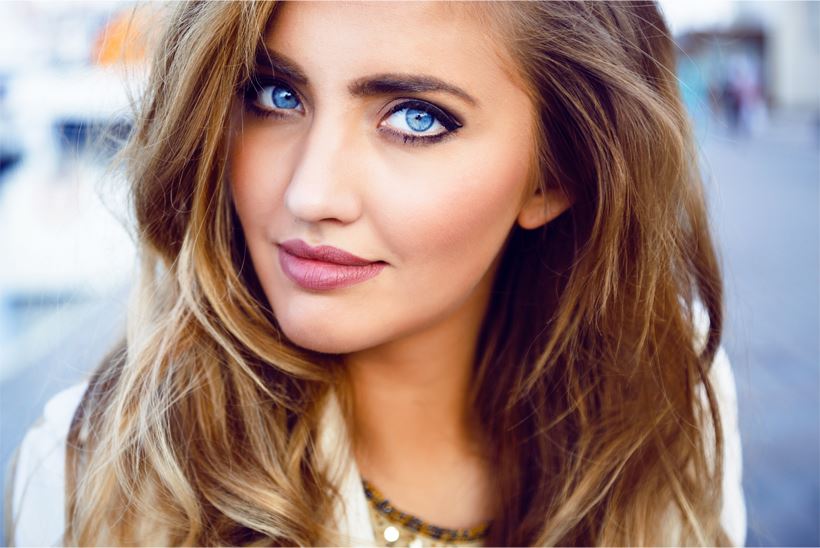 Maquillage pour yeux bleus : Sublimez votre regard