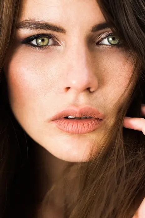 yeux vert femme cheveux chatain